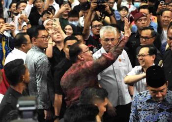 ANWAR IBRAHIM melambaikan tangan kepada para pelajar yang menghadiri sesi Temu Anwar di UTM Skudai, Johor Bahru.