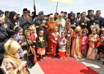 Al-Sultan Abdullah Ri’ayatuddin Al-Mustafa Billah Shah dan Tunku Azizah Aminah Maimunah Iskandariah tiba di Lapangan Terbang Tawau petang tadi-IHSAN JABATAN PENERANGAN