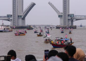 SEBAHAGIAN daripada bot yang menyertai perarakan sempena sambutan Hari Kebangsaan 2023 di Jambatan Angkat Kuala Terengganu, semalam. - UTUSAN/PUQTRA HAIRRY ROSLI