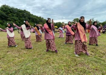 SEBAHAGIAN kaum wanita Kampung Semerak menunjukkan bakat tarian di Padang Bukit Peraksi, Pasir Puteh, Kelantan hari ini. UTUSAN/TOREK SULONG