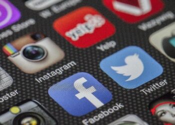 SEMUA calon Pemilu 2024 dibenarkan memiliki 20 akaun media sosial untuk berkempen. - AGENSI