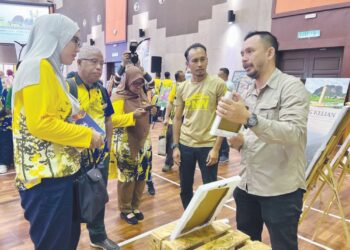 Pengasas Perlis Nature & Wildlife (PNW), Syamil Abd. Rahman (kanan) memberi penerangan kepada panel penilai sewaktu Majlis Pembukaan Sesi Penilaian Aspiring Perlis Geopark Ke Arah Penarafan Kebangsaan di Dewan Bankuet Kompleks Kerajaan Negeri, Kangar, Perlis, semalam.- UTUSAN/ASYRAF MUHAMMAD