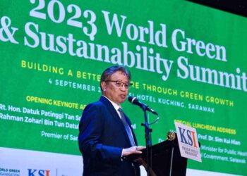 ABANG Johari Tun Openg berucap pada majlis perasmian Sidang Kemuncak Dunia Hijau dan Kelestarian di Kuching hari ini