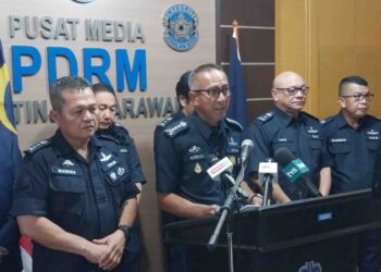 AZMAN bercakap dalam sidang media berhubung penugasan anggota polis bagi anjuran Jelajah Kembara Kenali Borneo, di IPK Sarawak hari ini.