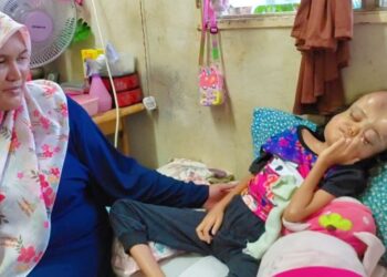 TUAN Nur Afina Sofea Tuan Khalid yang menghidap barah saraf ditemani ibunya, Nor Adibah Ahmad di rumah mereka di Kampung Nail, Kuala Besut, Besut, semalam. - UTUSAN/KAMALIZA KAMARUDDIN