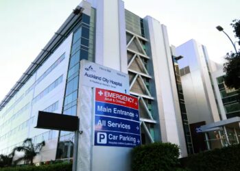 SEORANG wanita menderita kesakitan di abdomen selepas menjalani pembedahan caesarean di Hospital Auckland City.-AGENSI