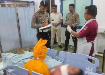 KANAK-kanak perempuan yang parah digilis kereta api menerima rawatan di Hospital Pariaman.-AGENSI