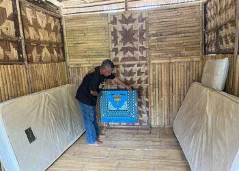 RAZALI Ayeh menguruskan Inap Desa bersama sekumpulan Orang Asli di Kampung Redip di Pos Hau, Gua Musang, Kelantan-UTUSAN/AIMUNI TUAN LAH