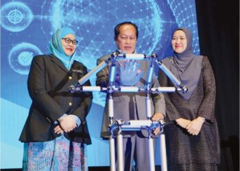 AHMAD Maslan merasmikan Forum Pencarum KWAP di Pusat Konvensyen Kuala Lumpur, semalam.
