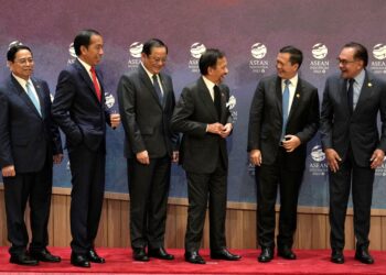 PRESIDEN Indonesia, Joko Widodo (dua dari kiri) beramah mesra bersama beberapa pemimpin ASEAN, termasuk Perdana Menteri Malaysia, Datuk Seri Anwar Ibrahim (paling kanan) di Jakarta, kelmarin. - AFP