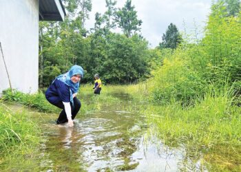 PUTEH Soraya A.Rahman bersama pasukan panel melawat kawasan Air Timbul di Bukit Bertangkup, Perlis semalam. 
– UTUSAN/MOHD. HAFIZ 
ABD. MUTALIB