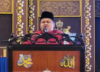 MUHAMMAD Qayyim Nizar Sarimi ketika memperdengarkan bacaan ayat suci al-Quran pada Majlis Amanat Menteri Besar Kelantan di Kompleks Kota Darul Naim di Kota Bharu, Kelantan, semalam. UTUSAN/MUSTAQIM MOHAMED