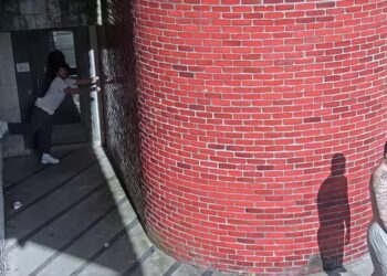TANGKAP layar video menunjukkan bagaimana Danelo Cavalcante melarikan diri dari Penjara Chester County di Pennsylvania. - AGENSI
