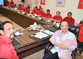 HAJIJI Noor (tengah) semasa mesyuarat AMT Gagasan Rakyat di Ibu Pejabat Gagasan Rakyat di Kota Kinabalu hari ini