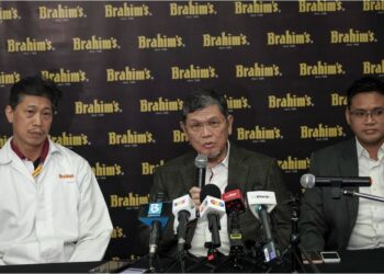 IBRAHIM Ahmad (tengah)bercakap pada taklimat media Brahim's Food Services Sdn. Bhd. (BFS) di Bangunan Kemudahan BFS Brahim's di Lapangan Terbang Antarabangsa Kuala Lumpur (KLIA), Sepang, semalam. - UTUSAN/FAISOL MUSTAFA