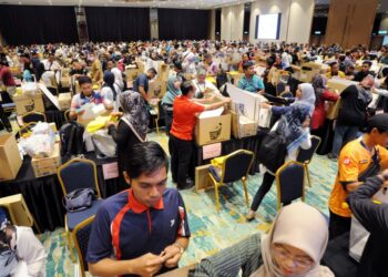PARA petugas SPR membuat persiapan akhir menjelang PRK Parlimen Pulai di Menara MBJB, Johor Bahru, Johor. - UTUSAN/RAJA JAAFAR ALI