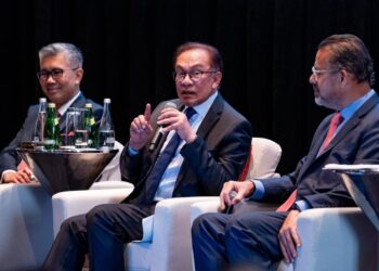 ANWAR Ibrahim menyampaikan ucapan dalam program Invest Malaysia New York anjuran Bursa Malaysia di New York semalam.