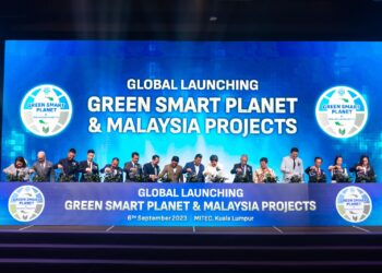 DARI kiri: Ketua Pegawai Eksekutif Kumpulan CIBC, Lee Ping Ping; Naib Pengerusi Kumpulan Quantum March, Datuk Aric Ng; Ketua Eksekutif Edge Computing Technologies, Datuk Goh Yong Hau; Ketua Eksekutif Green Smart Planet, Datuk Gary Chua; Pengerusi Kumpulan CIBC, Datuk Seri Sin Hock Min; Pengarah Kanan Bahagian Pembangunan Industri, Faizal Mohd Yusof; Wakil Kementerian Pelaburan, Perdagangan dan Industri (MITI), Datuk Zainuri Zainal; Setiausaha Politik Menteri Kemajuan Desa dan Wilayah,  Datuk Mohd Razlan Rafii, Pengerusi Kumpulan Quantum March, Linda Wong; Tetamu khas, Datuk Mohammad Hanafiah Zakari; Tetamu khas, Datuk Seri Koo Tee Yam; Ketua Eksekutif MP Corp, Ch’ng Soon Sen; Presiden Eksekutif Kumpulan Quantum March, Datuk Koh Mui Tee; Pengarah Kumpulan Quantum March, Yang Jianxian dan Tetamu Khas, Chrintine Teo.