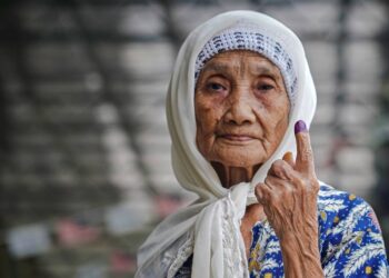 Pengundi veteran, Sufia Ibrahim 83, menunaikan tanggungjawab sebagai pengundi pada Pilihan Raya Kecil Dun Simpang Jeram, di SJKC Pei Chai. UTUSAN/SHIDDIEQIIN ZON