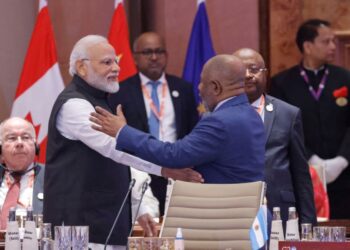 NARENDRA Modi memeluk Azali Assoumani di Sidang Kemuncak G20 di New Delhi.-AGENSI