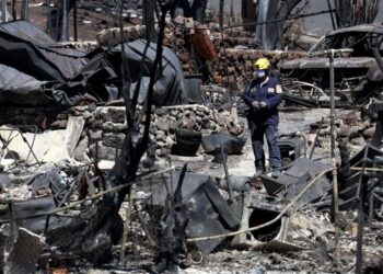 ANGGOTA pasukan pemulihan menjalankan operasi pembersihan di kawasan yang musnah akibat kebakaran hutan Maui di Lahaina, Hawaii.-AFP