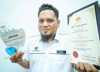 AZIZUL Abdul Aziz bersama hadiah kemenangan pertandingan 
Pengajaran dan Pembelajaran (PdP) Inovasi Guru dalam Karnival 
Pendidikan Murid Orang Asli dan Pribumi Peringkat Kebangsaan 
2023 di Universiti Sains Islam Malaysia (USIM), Nilai, Negeri 
Sembilan, kelmarin. – MINGGUAN/MUHAMAD IQBAL ROSLI