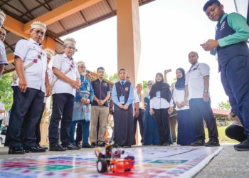 PKHARUDDIN 
Ghazali (tiga 
dari kiri) melihat 
murid Sekolah 
Kebangsaan 
Sungai Sampo 
yang menjuarai 
Pertandingan 
Robotik 
mengendalikan 
robot pada 
Karnival 
Pendidikan 
Murid Orang 
Asli dan Pribumi 
Peringkat 
Kebangsaan 2023 
di Universiti Sains 
Islam Malaysia 
(USIM), Nilai, 
Negeri Sembilan, 
kelmarin.
