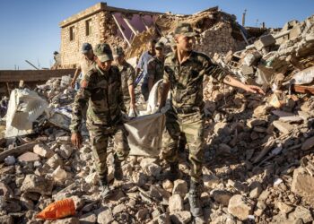 PASUKAN tentera mengusung mayat penduduk yang terkorban dalam gempa bumi kuat di Marrakesh. - AFP