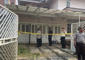 POLIS berkawal di depan rumah dua beranak yang rangka mayat mereka ditemukan di Depok. - AGENSI
