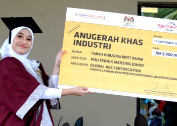 FARAH Nurazira Rahim menerima Anugerah Pengarah selain  menerima Anugerah Khas Industri sempena Konvensyen Politeknik Mersing Johor Ke-11. – UTUSAN/RAJA JAAFAR ALI