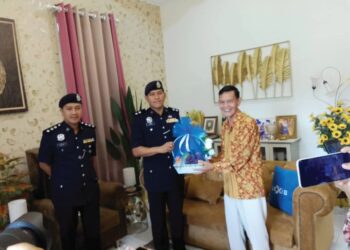 MOHAMAD Ismail Jamaluddin (dua dari kiri) menyampaikan sumbangan kepada Hassan di rumahnya di Bachok, Kelantan-UTUSAN/ROHANA MOHD.NAWI.