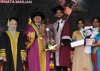 AMIRUDIN Abdul Wahab menyampaikan piala Anugerah Pengarah kepada S. Hariharan pada Majlis Konvokesyen Politeknik Mersing Johor Ke-11 di Mersing, semalam. – UTUSAN/RAJA JAAFAR ALI