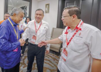AHMAD Zahid Hamidi bersalaman dengan Anthony Loke (tengah) pada Persidangan Tahunan DAP 2023 di Putrajaya semalam. Turut hadir Pengerusi DAP, Lim Guan Eng (kanan). – UTUSAN/FAISOL MUSTAFA