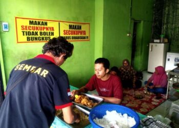 WARUNG Makan Gratis mengalu-alukan semua lapisan masyarakat untuk makan secara percuma, terutamanya kepada golongan kurang bernasib baik. - AGENSI