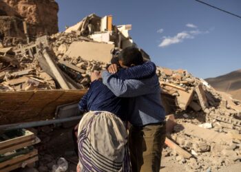 DUA lelaki berpelukan selepas melihat keadaan runtuhan di kampung Imi N'Tala berhampiran Amizmiz di tengah Maghribi.-AFP
