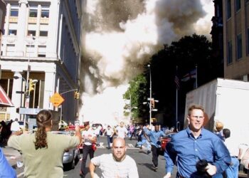 ORANG ramai lari bertempiaran selepas satu daripada Menara Pusat Dagangan Dunia (WTC) runtuh akibat serangan pengganas pada 11 September 2001 di New York. - AFP