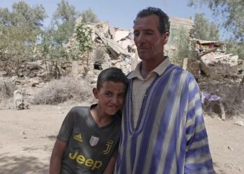 TAYEB Ait Ighenbaz dan anak lelakinya Adam berdiri berhampiran rumah mereka yang musnah akibat gempa bumi di Maghribi.-AGENSI