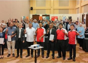 MOHD. Husaimi Hussin (depan, lima dari kanan) bersama sebahagian peserta Forum Automasi & Digital MIDF – Perjalanan Bersama (Edisi Wilayah Timur) di Kuala Nerus, Terengganu, hari ini. - UTUSAN/KAMALIZA KAMARUDDIN