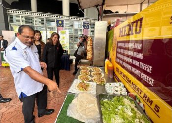 ROHAIZI BAHARI (kiri) pada majlis pra-pelancaran KBBM 2023 di Sri Pentas, Bandar Utama, Petaling Jaya, semalam. - UTUSAN/NUR NAZLINA NADZARI