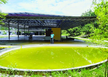 AMIR Othman melihat kolam yang meragut nyawa dua beranak pada Isnin lalu yang perlu ditutup bagi mengelak kejadian sama berulang di Taman Kempas, Sungai Petani, Kedah.
