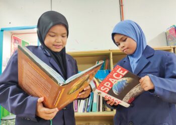 AFINA Azmil (kanan) dan Nur Hani Marizza Zulhelmi terpilih sebagai Tokoh Nilam Daerah Rembau dan akan bertanding di peringkat Negeri Sembilan bagi kategori Bahasa Melayu dan Bahasa Inggeris. – UTUSAN/NOR AINNA HAMZAH