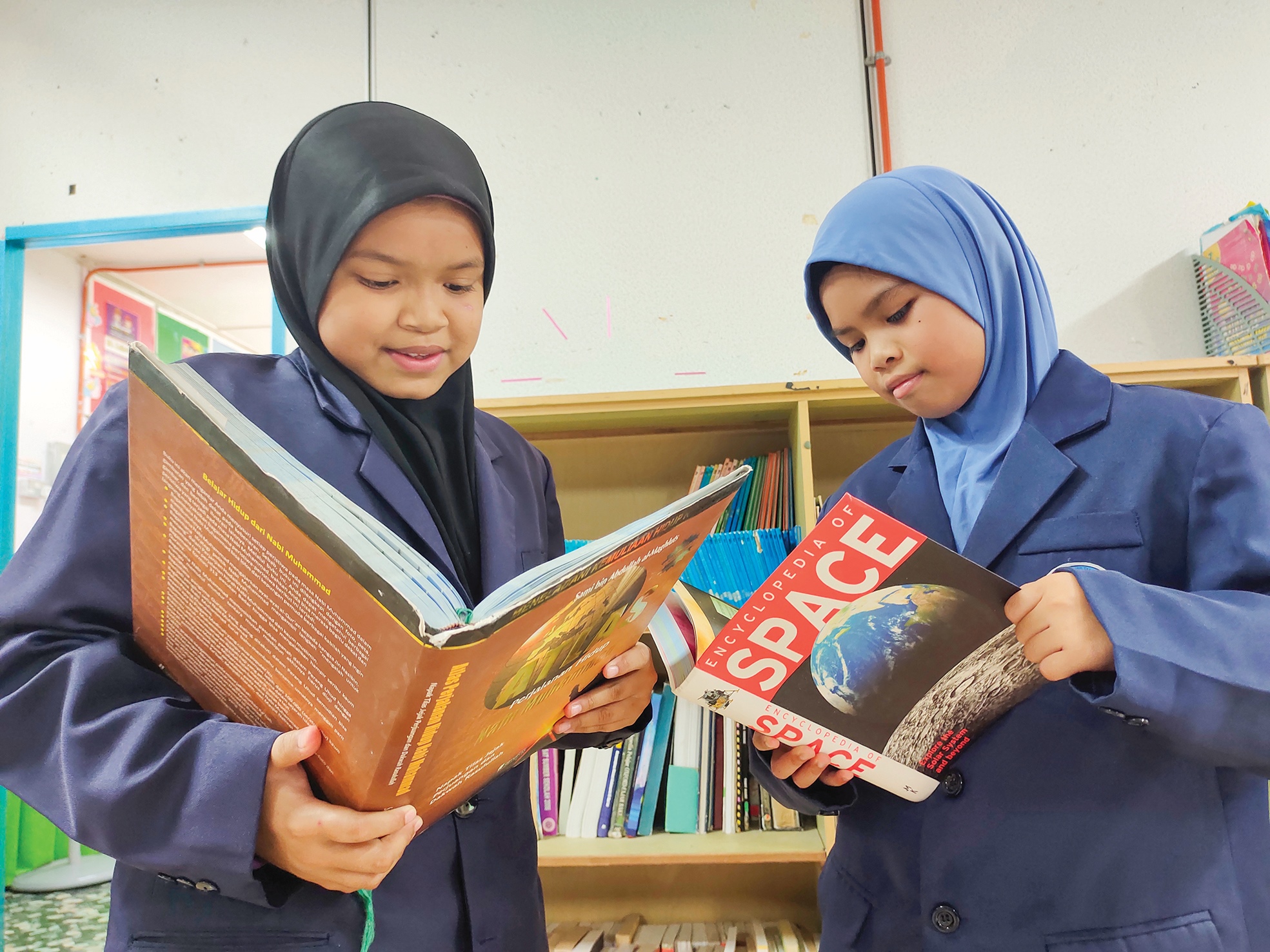 Baca buku atas pengaruh, sokongan keluarga