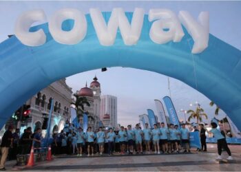 KYLE CHOI (tengah) menyertai Coway Run 2023 di Dataran Merdeka, Kuala Lumpur, Ahad lalu.