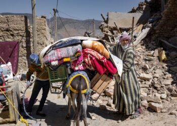 PENDUDUK menyusun barang keperluan di atas keldai untuk dibawa ke kawasan terjejas akibat gempa di Amizmiz, Maghribi. - AFP