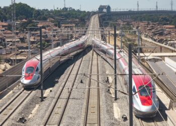 ORANG ramai boleh menaiki HSR yang menghubungkan Jakarta dengan Bandung secara percuma bermula Oktober ini. - AFP