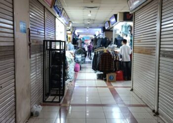 KEADAAN di Pasar Tanah Abang yang lengang, malah banyak kedai juga ditutup kerana tiada pengunjung. - AGENSI