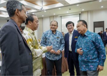 ALEXANDER Nanta Linggi (kanan) beramah mesra bersama Penggiat Industri Pembinaan selepas sesi Dialog Belanjawan 2024 Kementerian Kerja Raya (KKR) di Kompleks KKR di Kuala Lumpur. - UTUSAN/ FARIZ RUSADIO