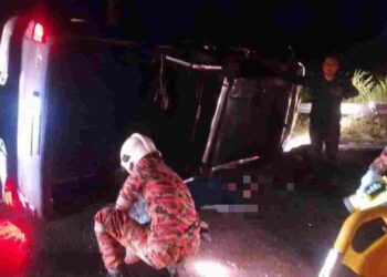 ANGGOTA bomba melakukan operasi mengeluarkan mangsa yang dihempap oleh kenderaan dipandu mangsa dalam nahas  jalan raya di Jambatan Sungai Rayang, Jalan Serian-Kuching ,malam tadi.