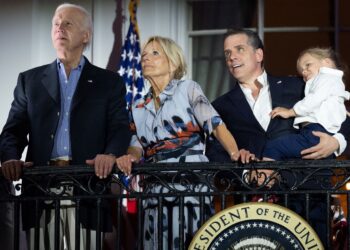 HUNTER Biden (dua dari kanan) bersama ibu bapa dan anak lelakinya menyaksikan pertunjukan bunga api di balkoni White House di Washington, Amerika Syarikat pada Mei lalu. - AFP