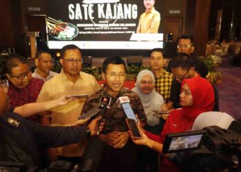 BORHAN Aman Shah ketika melancarkan Pra-Pengisytiharan Sate Kajang Sebagai Makanan Warisan Selangor di Sepang hari ini. - UTUSAN/AMREE AHMAD